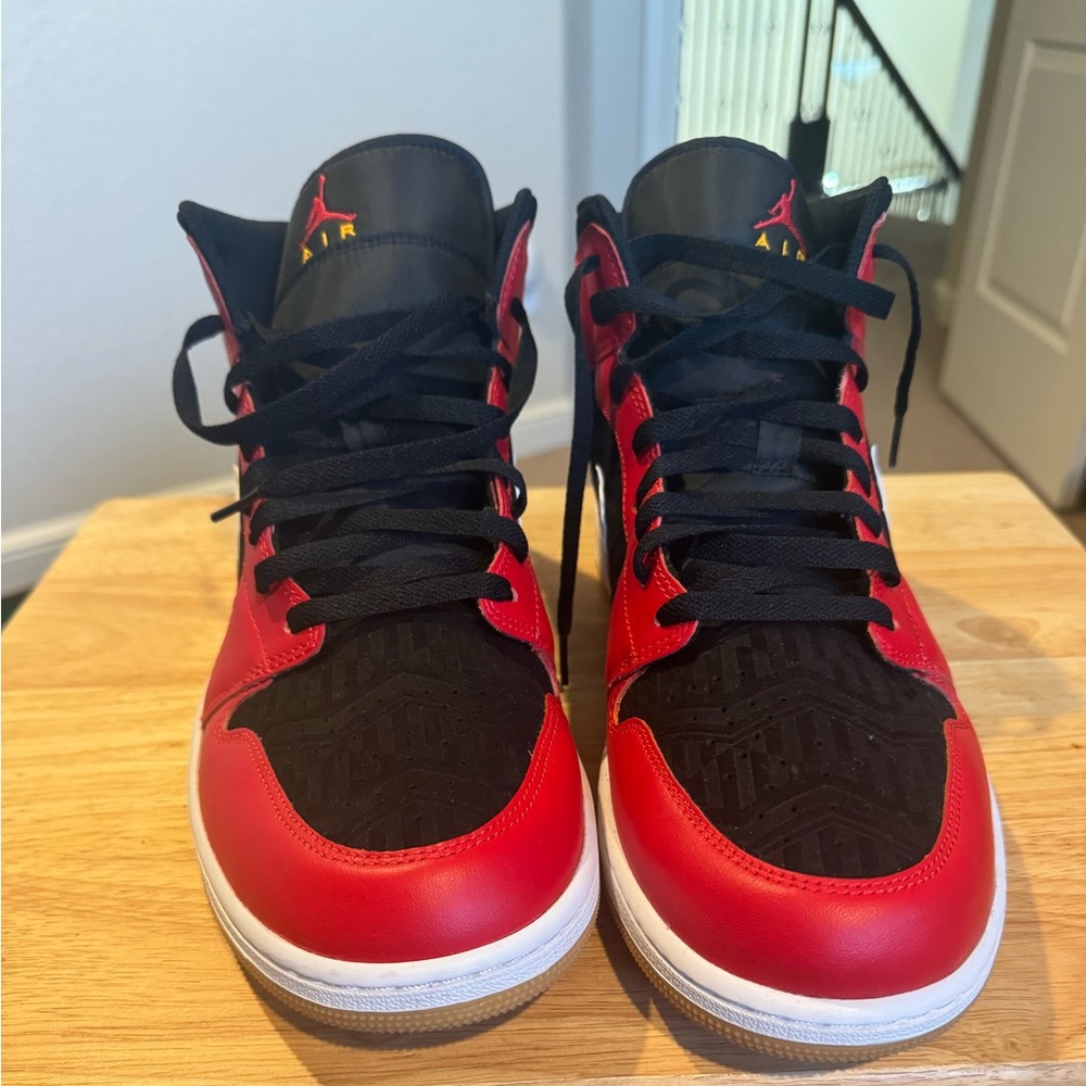 Jordan 1 Mid Christmas - Picture 2 of 3